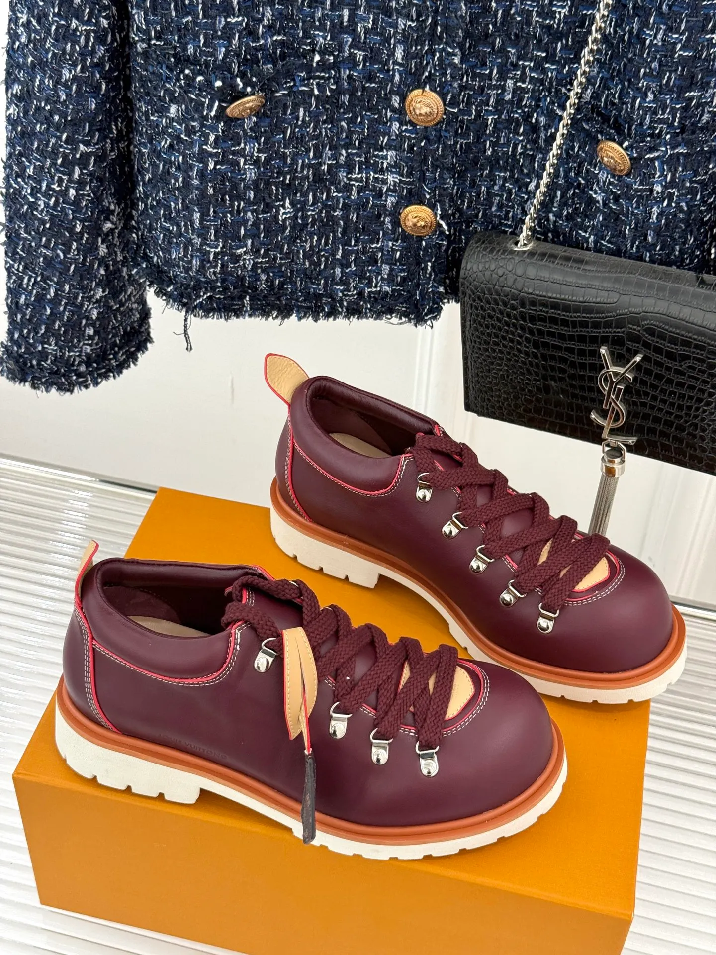 P720 LV Remix derby 25WF new product, the top version of couple's derby shoes, uses classic as the base color to reshape the fashion style✨ Various colors break the monotony. Black is cool, brown is retro, pink is sweet, and blue is fresh. Suitable for different styles of wear🎨 The delicate leather fits the foot shape and the shoelace details hide ingenuity. It is a fashion symbol of walking and steps on the forefront of the trend every step of the way. Start your own style journey🚶‍♀️ The fabric is made of first-layer cowhide, the inner pads are all sheepskin, the original molded custom TPU non-slip outsole size: Female: 35-41 (40/41 customized) Male: 39-46 (45/46 customized)